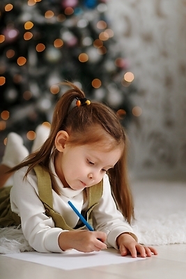 포토 JPG 해외이미지 어린이 크리스마스 생각 겨울 휴가 새해 선물 한명 장식 상자 크리스마스트리 놀람 기쁨 축하 기록 편지 카피스페이스 해외202309 해외포토 1 계절 기념일 감정 컨셉 표정 사람 공백 파일형식