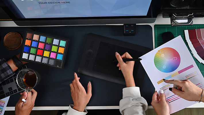 포토 JPG 해외이미지 여자 남자 성인 컵 세명 태블릿 사무실 모니터 업무 디자이너 문서 컬러리스트 성인만 태블릿펜 해외202309 해외포토 컬러칩 직업 식기 비즈니스 사람 전자제품 스마트기기 컴퓨터 펜 작업 파일형식