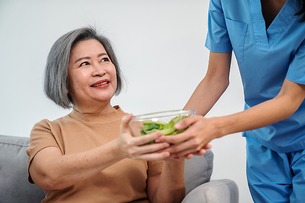 포토 JPG 해외이미지 여자 노년 실내 앉기 동양인 상반신 성인 두명 앞모습 치료 실버라이프 건강관리 샐러드 환자 간호사 잡기 센터 주기 건강식 간병인 노후건강 돌봄 여자만 돌봄서비스 해외202309 해외포토 직업 라이프스타일 음식 뷰포인트 의학 모션 건강 관리 사람 인종 내부 노후 의료진 서비스 파일형식
