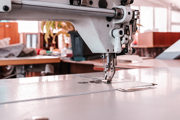 포토 JPG 해외이미지 직업 손 디자인 옷 산업 비즈니스 공장 노동자 직장 취미 사람없음 유행 기계 장비 공구 직물 면 업무 작업실 실 제조 바느질 땀 재단 재단사 방법 핸드메이드 해외202309 해외포토 회사 공업 신체부위 도구 작업 파일형식