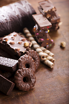 포토 JPG 해외이미지 백그라운드 사람없음 갈색 쌓기 과자 초콜릿 견과류 달콤 나무바닥 해외202309 해외포토 컬러 모션 디저트 바닥 맛 파일형식