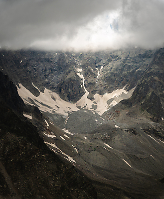 포토 JPG 해외이미지 여행 백그라운드 자연 날씨 산 경사 사람없음 뷰티 추위 정상 숲 큼 언덕 날카로움 흐림 강렬 절정 눈내림 해외202309 해외포토 눈_날씨 크기 생태계 파일형식