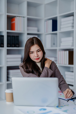 포토 JPG 해외이미지 직업 라이프스타일 손 여자 커피 백그라운드 컨셉 비즈니스 사업가 청소년 피곤 한명 앉기 성인 가로 컴퓨터 약 머리 건강관리 고통 잡기 작업 비즈니스우먼 질병 종업원 책상 고민 두통 업무과다 긴장 돌봄 압력 염증 증상 치매 편두통 여자한명만 해외202309 해외포토 1 감정 음료 가구 의학 모션 건강 관리 사람 생활 신체부위 전자제품 업무 직장인 여자만 파일형식