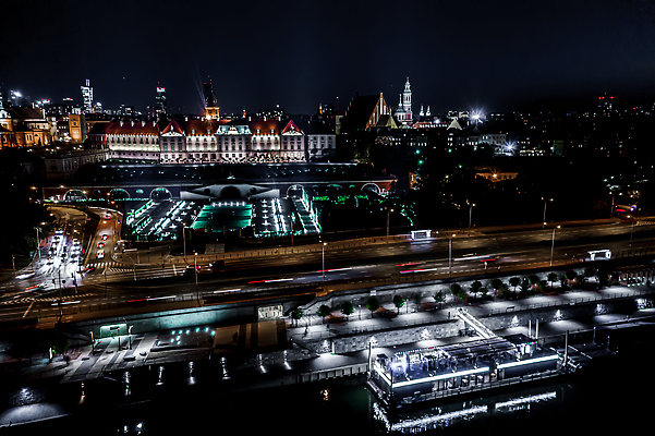 포토 JPG 해외이미지 유럽 여행 건축양식 하늘 지붕 휴가 조명 거리 주택 안테나 파노라마 풍경 사람없음 야외 건물 여름 도시풍경 여행객 탑 가을 도시 도심 야간 박물관 장면 타운 기념물 스카이라인 폴란드 구시가지 드론 랜드마크 수도권 옛날 조감도 해외202309 해외포토 자연요소 건축물 계절 건축 나라 통신 촬영기법 사람 지역 파일형식