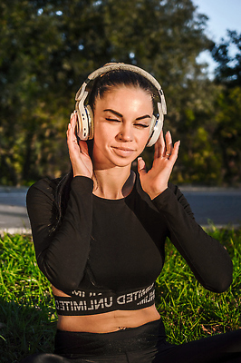 포토 JPG 해외이미지 옷 여유 이어폰 모션 자연 휴식 갈색머리 한명 전자제품 뷰티 화목 소리 공연 시원함 스마트 스타일 해외202309 해외포토 1 헤어스타일 감정 음향기기 컨셉 사람 이벤트 생태계 파일형식