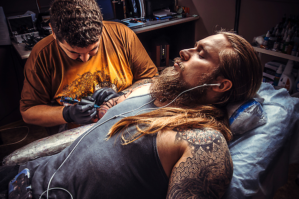 포토 JPG 해외이미지 두명 문신 해외202309 해외포토 사람 파일형식