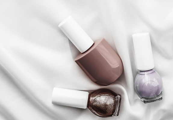 포토 JPG 해외이미지 백그라운드 사람없음 갈색 우아함 흰배경 매니큐어 구김 카피스페이스 해외포토 컬러 컨셉 모션 화장품 공백 흰색 파일형식