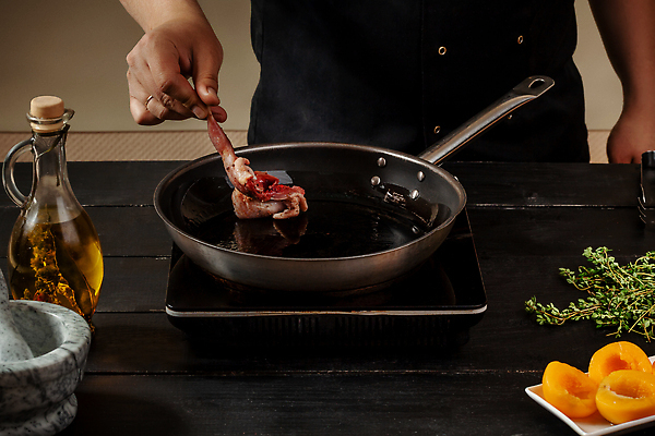 포토 JPG 해외이미지 손 남자 생고기 요리 한명 상반신 성인 프라이팬 올리브오일 굽기 복숭아 절구 성인남자한명만 해외202309 해외포토 1 과일 주방용품 육류 사람 신체부위 도구 기름_음식 구이 남자한명만 성인남자만 파일형식