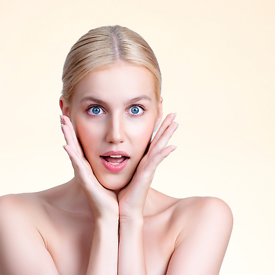 포토 JPG 해외이미지 응시 여자 한명 상반신 성인 앞모습 뷰티 놀람 꽃받침 성인여자한명만 해외202309 해외포토 1 시선 감정 뷰포인트 표정 사람 손짓 여자한명만 성인여자만 파일형식