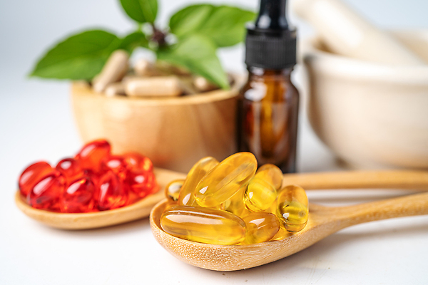 포토 JPG 해외이미지 그릇 건강 사람없음 알약 약 숟가락 스포이트 허브 유기농 절구 공병 절구방아 해외202309 해외포토 식물 식기 웰빙 의학 수저 도구 피펫 병_담는 파일형식