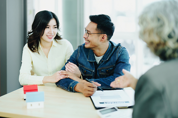 포토 JPG 해외이미지 여자 노년 남자 비즈니스 부동산 주택 동양인 상반신 성인 앞모습 뒷모습 세명 펜 모형 팔짱 거래 잡기 중개인 계약 문서 계약서 안경낌 해외202309 해외포토 직업 안경 뷰포인트 모션 사람 인종 건물 필기구 재산 파일형식