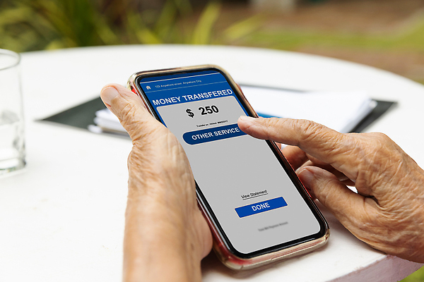 포토 JPG 해외이미지 노년 할머니 이동 돈 통신 손가락 성공 모바일 주택 실내 한명 금융 스마트폰 디지털 터치 잡기 주름 구매 은퇴 문제 온라인 계산서 빚 계좌 연금 혼자 해외202309 해외포토 1 손 여자 컨셉 모션 사람 성인 내부 건물 경제 핸드폰 스마트기기 쇼핑 재산 파일형식