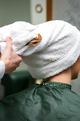 포토 JPG 해외이미지 직업 라이프스타일 헤어스타일 손 여자 모션 휴식 건조 건강 한명 사람 치료 세로 물 수건 뷰티 머리 유행 상점 스파 화장품 덮개 업무 화려 씻기 빨래 미용실 미용사 이발 고객 서비스 머리장식 닦기 샴푸 순서 이발소 돌봄 스타일리스트 스타일 해외202309 해외포토 자연요소 1 컨셉 가사 의학 생활 신체부위 장식 위생용품 청결 뚜껑 작업 뷰티샵 파일형식