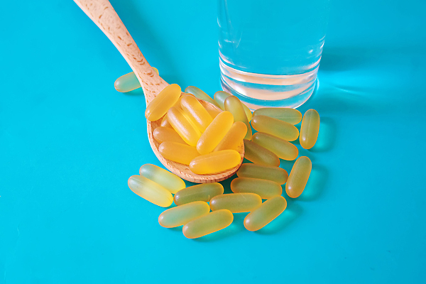 포토 JPG 해외이미지 라이프스타일 배너 음식 컬러 백그라운드 다이어트 건강 3 어류 사람없음 치료 알약 약 노란색 흰색 투명 황금 기름 약국 간 처방 비타민 D 조제 보충 고립 돌봄 복용 오메가 카피스페이스 해외202309 해외포토 알파벳 의학 모션 생활 수중동물 공백 장기_의학 만들기 영양소 파일형식