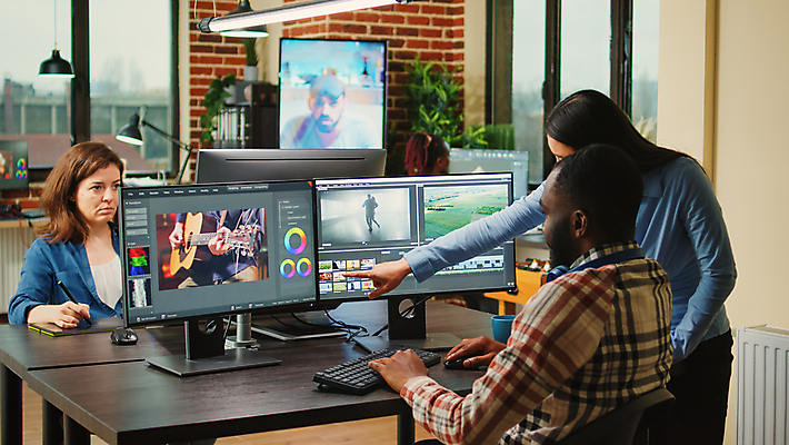 포토 JPG 해외이미지 여자 남자 벽돌 실내 상반신 성인 그래픽 세명 모니터 가리킴 그래픽디자이너 성인만 영상편집 해외202309 해외포토 사람 손짓 내부 컴퓨터 디자이너 파일형식