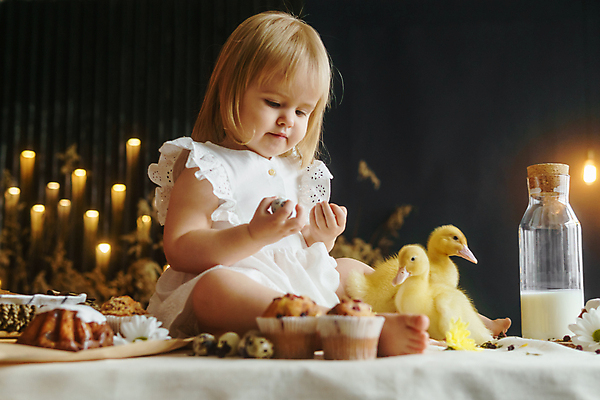 포토 JPG 해외이미지 전신 백인 여자 탁자 부활절 오리 한명 들기 앉기 옆모습 알 아기 여자아기한명만 해외202309 해외포토 서양인 1 기념일 뷰포인트 가구 모션 조류 사람 여자한명만 여자아기만 파일형식