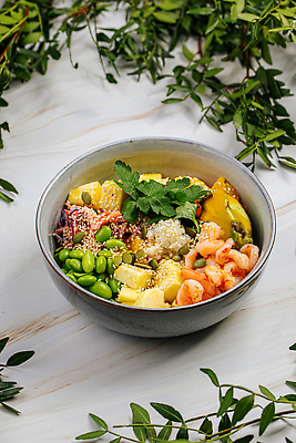 JPG 해외이미지 그릇 잎 새우 콩 사람없음 건강관리 신선 나무바닥 건강식 포케 해외202309 해외포토 포토 식물 식기 음식 곡류 바닥 건강 관리 갑각류 파일형식