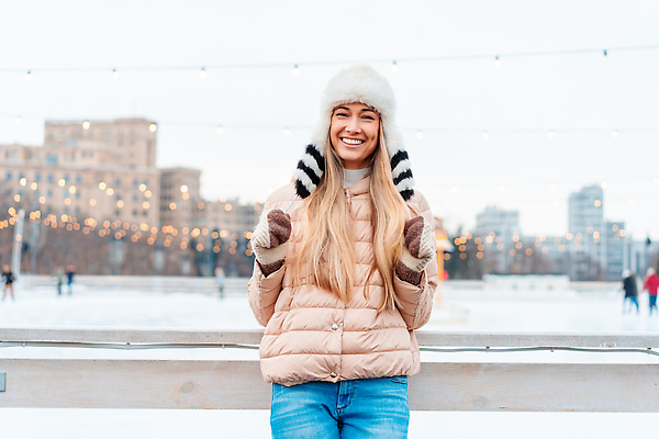 포토 JPG 해외이미지 주간 여자 여유 겨울 휴식 한명 상반신 성인 취미 야외 앞모습 울타리 기댐 주먹 즐거움 겨울옷 스케이트장 성인여자한명만 해외202309 해외포토 자연요소 1 옷 계절 감정 뷰포인트 컨셉 스포츠시설 모션 사람 담장 여자한명만 성인여자만 파일형식