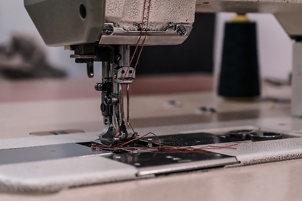 포토 JPG 해외이미지 직업 손 디자인 옷 산업 비즈니스 공장 노동자 직장 취미 사람없음 유행 기계 장비 공구 직물 면 업무 작업실 실 제조 바느질 땀 재단 재단사 방법 핸드메이드 해외202309 해외포토 회사 공업 신체부위 도구 작업 파일형식