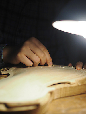 포토 JPG 해외이미지 직업 전통 접시 손 디자인 음악 조각 컨셉 단풍 비즈니스 탁자 기술 실내 미술 사람 사람없음 목재 갈색 공구 끈 작업 작업실 클래식 상품 정상 바이올린 만들기 지역 작업도구 낭비 게이지 공예가 대패 비올라 솜씨 작업대 톱밥 해외202309 해외포토 나무 식기 컬러 가구 잎 재료 모션 현악기 문화예술 내부 신체부위 도구 가루 파일형식 찰현악기