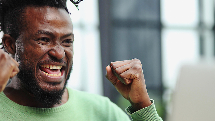 포토 JPG 해외이미지 직업 학생 응시 남자 행복 얼굴 컬러 흑인 비즈니스 청소년 성공 실내 표정 한명 서기 미소 사람 소년 성인 유행 기댐 기쁨 비즈니스맨 자신감 닫기 중앙 전문직 시원함 만족 긍정 혼자 스타일 카피스페이스 해외202309 해외포토 서양인 1 시선 감정 어린이 컨셉 모션 내부 신체부위 공백 직장인 파일형식