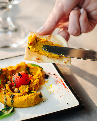 포토 JPG 해외이미지 손 오렌지 중동 건강 사람없음 세로 식사 칼 지중해 먹기 번짐 카레 점심식사 병아리콩 채식주의자 피타 비건 해외202309 해외포토 나라 음식 빵 바다 과일 모션 콩 신체부위 채식 파일형식 효과