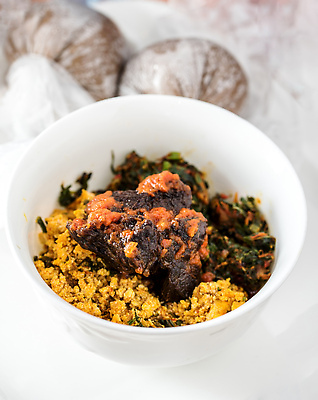 포토 JPG 해외이미지 전통 접시 음식 백그라운드 잎 다이어트 채소 부분 아프리카 탁자 디저트 건강 요리 사람없음 빨간색 갈색 식당 식사 저녁식사 흰색 신선 맛 수프 찌개 서빙 지역 점심식사 나이지리아 맛있는 해외202309 해외포토 식물 식기 나라 컬러 가구 컨셉 상점 파일형식 서아프리카