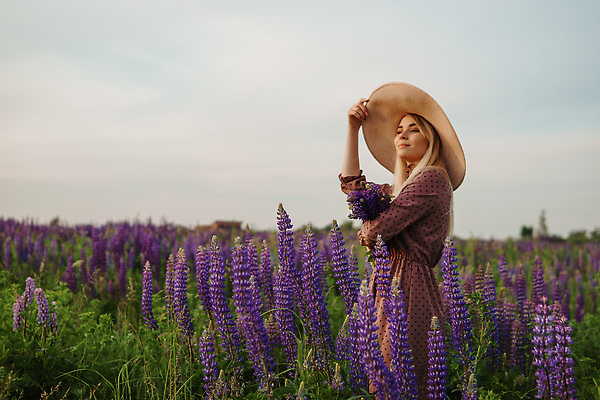 포토 JPG 해외이미지 여자 잎 꽃밭 한명 상반신 성인 야외 뷰티 노을 허브 밀짚모자 내추럴 허브꽃 성인여자한명만 해외202309 해외포토 자연요소 식물 모자_잡화 1 꽃 사람 여자한명만 성인여자만 파일형식