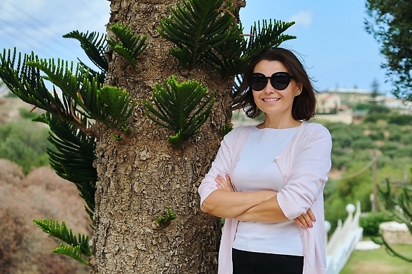 포토 JPG 해외이미지 백인 직업 1 라이프스타일 여자 행복 무기 얼굴 중년 비즈니스 성공 건강 한명 미소 사람 성인 선글라스 뷰티 유행 흰색 비즈니스우먼 자신감 발표 중앙 중개인 피부 컨설턴트 경영자 긍정 교차 돌봄 부동산중개인 옛날 카피스페이스 해외202309 해외포토 서양인 감정 안경 컬러 컨셉 모션 부동산 표정 생활 신체부위 공백 직장인 전문직 상담 리더 파일형식