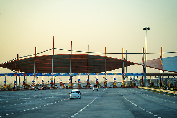 포토 JPG 해외이미지 공공시설 도로 여행 교통시설 자동차 새로움 안테나 사람없음 야외 초록색 농장 자전거 운전 트럭 고속도로 인도인 정사각형 진행 개발 드론 조감도 통근 해외202309 해외포토 도형 외국인 길 육상교통 컬러 교통 컨셉 농업 통신 모션 동양인 바이크 시설 출근 파일형식