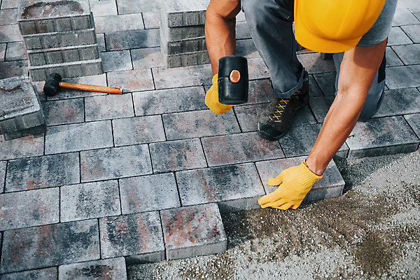 포토 JPG 해외이미지 전신 남자 건축 바닥 작업복 공사 한명 성인 앞모습 쌓기 건설현장 작업 보행로 망치 무릎꿇기 망치질 화강암 성인남자한명만 건설근로자 해외202309 해외포토 직업 1 옷 길 뷰포인트 모션 건설업 사람 암석 공구 남자한명만 성인남자만 파일형식