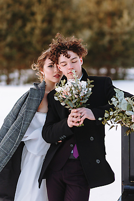 포토 JPG 해외이미지 응시 꽃 악기 음악 꽃다발 웨딩드레스 신랑 결혼 꽃무늬 자연 결혼식 넥타이 친절 사랑 한명 장식 컬러풀 뷰티 파티 냉동 낭만 코트 숲 복고 북쪽 뮤지컬 해외202309 해외포토 식물 1 시선 잡화 드레스 감정 컬러 컨셉 무늬 문화예술 사람 이벤트 외투 방향 생태계 파일형식