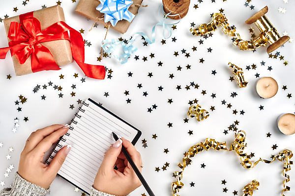 포토 JPG 해외이미지 손 별 리본 크리스마스 초 신체부위 선물상자 펜 공책 축하 황금 흰배경 색종이 해외202309 해외포토 자연요소 기념일 종이 백그라운드 컨셉 문구용품 선물 사람 상자 필기구 흰색 파일형식