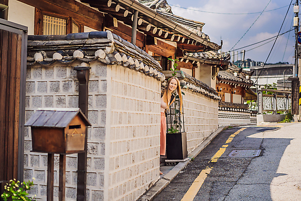포토 JPG 해외이미지 서양인 여자 여행 거리 한국 한명 성인 야외 우체통 대문 한옥마을 북촌 성인여자한명만 기와담장 해외202309 해외포토 외국인 1 아시아 한옥 서울 기와 사람 담장 문 마을 여자한명만 성인여자만 파일형식