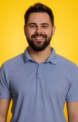 포토 JPG 해외이미지 백인 라이프스타일 응시 남자 행복 얼굴 휴식 수염 갈색머리 실내 한명 평화 기쁨 꿈 추위 최고 자신감 뉴스 종업원 만족 긍정 고립 노란배경 승자 프리랜서 스타일 힙스터 카피스페이스 밀레니얼 자극 해외202309 해외포토 서양인 직업 1 헤어스타일 시선 패션 감정 백그라운드 컨셉 사람 내부 생활 신체부위 경제 노란색 공백 파일형식