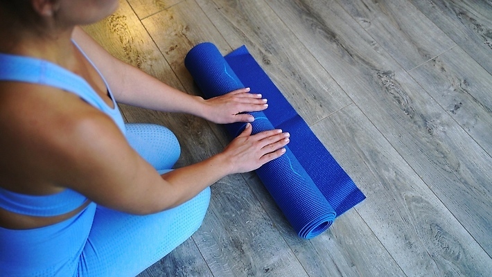 포토 JPG 해외이미지 백인 웰빙 공원 여자 스포츠 컨셉 요가 손가락 아침 휴식 건강 한명 사람 성인 취미 야외 초록색 파란색 운동 힘 봄 매트 구부린 연습 접기 해외202309 해외포토 주간 서양인 1 손 계절 공공시설 컬러 모션 파일형식