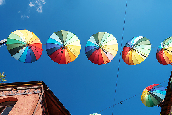 포토 JPG 해외이미지 디자인 문화 컬러 여행 백그라운드 컨셉 무지개 패턴 우산 하늘 휴가 거리 아이디어 매달리기 미술 사람없음 야외 장식 초록색 파란색 컬러풀 뷰티 노란색 파티 산책 원형 승차 그늘 오브젝트 질감 정사각형 줄서기 스타일 해외202309 해외포토 자연요소 도형 무늬 모션 문화예술 휴식 이벤트 파일형식