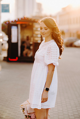 포토 JPG 해외이미지 원피스 여자 꽃다발 거리 한명 들기 상반신 성인 야외 햇빛 성인여자한명만 해외202309 해외포토 1 옷 꽃 모션 사람 태양 여자한명만 성인여자만 파일형식