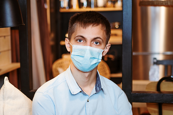 포토 JPG 해외이미지 백인 라이프스타일 남자 얼굴 셔츠 거실 베개 청소년 휴식 거리 아파트 주택 실내 가면 한명 안전 앉기 소년 가로 인테리어 소파 건강관리 방 슬픔 바이러스 고독 보호 질병 지루함 고민 문제 고립 전염병 혼자 코로나바이러스 락다운 해외202309 해외포토 서양인 1 디자인 감정 어린이 컨셉 상의 의자 의학 침구 모션 건강 관리 사람 내부 건물 생활 신체부위 파일형식