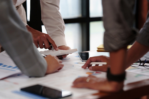 포토 JPG 해외이미지 직업 상의 사업가 통계 성공 그래프 관리 사람없음 금융 경제 노트북 펜 계산기 정보 작업 계산 계획 상담원 책상 분석 보고서 경영자 문서 파일 투자 폴더 비서 이익 회계 계산서 경영 계좌 마케팅 방법 세금 수입 예산 회계사 해외202309 해외포토 옷 가구 컨셉 비즈니스 문구용품 전자제품 필기구 장비 사무원 리더 파일형식