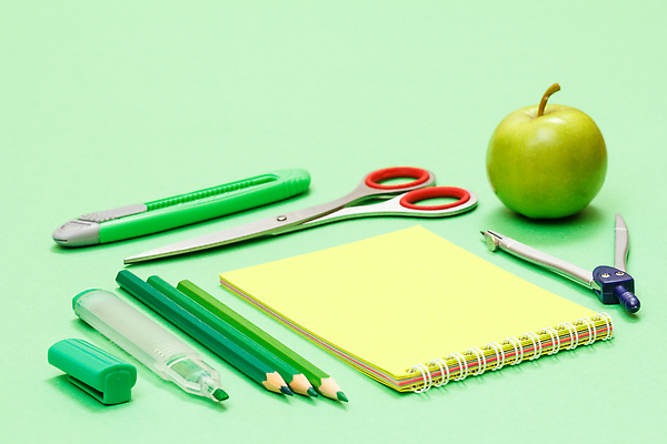 포토 JPG 해외이미지 종이 문구용품 색연필 사람없음 초록색 스터디 연필 공책 공백 사과 오브젝트 컴파스 형광펜 커터칼 해외202309 해외포토 컬러 과일 학용품 학습 필기구 펜 사무용품 파일형식