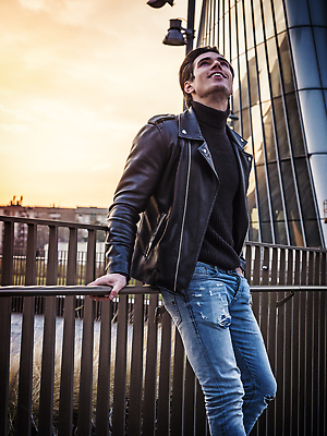 포토 JPG 해외이미지 백인 모델 1 남자 셔츠 난간 하늘 한명 서기 사람 성인 야외 파란색 뷰티 유행 환경 검은색 기댐 어둠 재킷 흰색 도시 저녁 시원함 가죽 싱글 설정 혼자 스타일 유일 해외202309 해외포토 서양인 컬러 상의 모션 외투 야간 파일형식