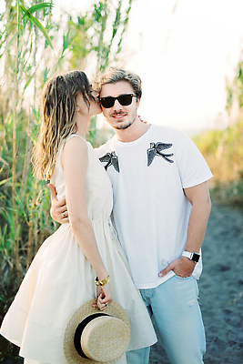 포토 JPG 해외이미지 백인 라이프스타일 드레스 남자 티셔츠 2 함께함 사랑 야외 두명 초록색 선글라스 자유 청바지 닫기 큼 밀짚 해외202309 해외포토 서양인 옷 감정 안경 컬러 컨셉 셔츠 바지 모션 사람 생활 짚 크기 파일형식