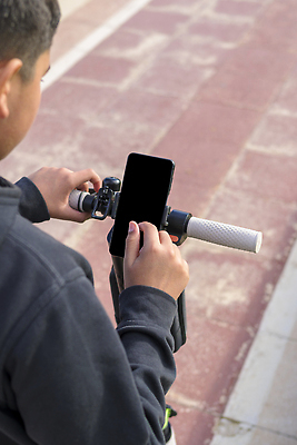 포토 JPG 해외이미지 라이프스타일 응시 비즈니스 통신 교통시설 무선통신 항해 한명 안전 사람 야외 스마트폰 핸드폰 유행 운전 잡기 도시 메시지 어플리케이션 연결 주차 사이버 전화기 스마트 읽기 에코 출퇴근 개성 유지 루트 생태학 터치스크린 카피스페이스 해외202309 해외포토 1 시선 교육 교통 컨셉 배_교통 모션 생활 전자제품 스마트기기 환경 공백 시설 파일형식