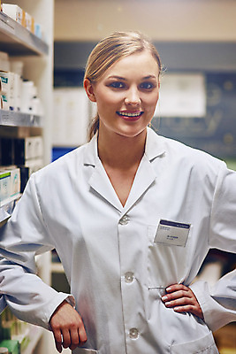 포토 JPG 해외이미지 여자 허리손 실내 한명 상반신 성인 앞모습 의료진 약국 약사 성인여자한명만 해외202309 해외포토 직업 1 뷰포인트 포즈 의학 사람 내부 여자한명만 성인여자만 파일형식