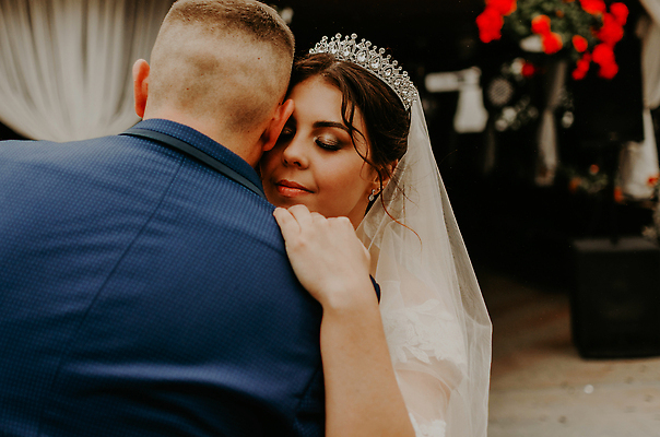 포토 JPG 해외이미지 백인 라이프스타일 커플 드레스 옷 여자 남자 행복 컬러 신랑 결혼 2 관계 신혼부부 자연 결혼식 남편 휴가 발렌타인데이 사랑 미소 사람 성인 야외 두명 여름 파티 유행 낭만 흰색 축하 춤 아내 고급 우아함 긍정 순간 우크라이나 해외202309 해외포토 서양인 부부 계절 감정 유럽 컨셉 데이이벤트 문화예술 표정 이벤트 생활 생태계 신혼 파일형식