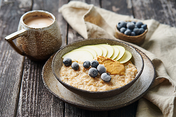 포토 JPG 해외이미지 음식 사람없음 아침식사 사과 블루베리 슬라이스 코코아 땅콩버터 오트밀 해외202309 해외포토 음료 과일 식사 파일형식 귀리 스프레드_음식