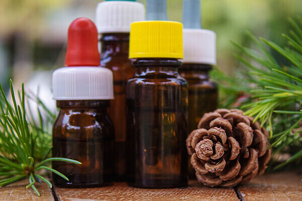 포토 JPG 해외이미지 근접촬영 사람없음 아웃포커스 오일 솔방울 아로마테라피 내추럴 에센스 오일병 해외202309 해외포토 음식 뷰포인트 촬영기법 화장품 테라피 파일형식