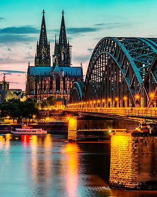 포토 JPG 해외이미지 유럽 여행 건축양식 하늘 독일 안테나 파노라마 사람없음 물 파란색 강 도시풍경 성당 교회 탑 황혼 일몰 새벽 기차 도시 역사 역 야간 북쪽 스카이라인 고딕 랜드마크 로마네스크 쾰른 해외202309 해외포토 자연요소 건축물 건축 나라 육상교통 컬러 통신 종교건축 교통시설 대중교통 촬영기법 풍경 건물 노을 방향 파일형식