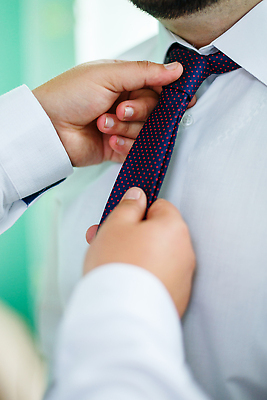 포토 JPG 해외이미지 손 남자 신랑 결혼 셔츠 결혼식 넥타이 성인 두명 축하 준비 성인남자만 해외202309 해외포토 잡화 컨셉 상의 사람 이벤트 신체부위 남자만 성인만 파일형식